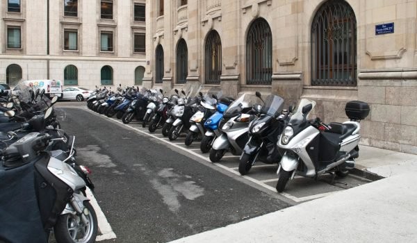 Parking: l’Etat rêve de faire payer scooters et motos